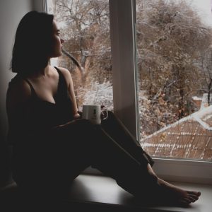 一位男性编辑站在陌生城市街头抬头看路牌，手里拿着手机查看周边餐饮信息，画面有旅行气息
