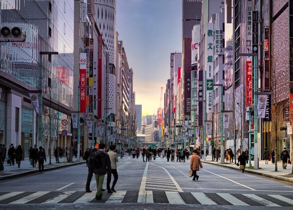 城市街景中行人低头查看手机上的高德 地图路线指示的真实生活场景