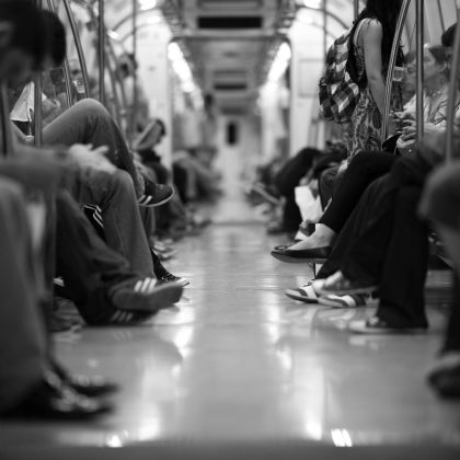 高德 地图 App 公交地铁换乘界面，列出一段通勤路线的步行、地铁、步行三段行程与预计总耗时
